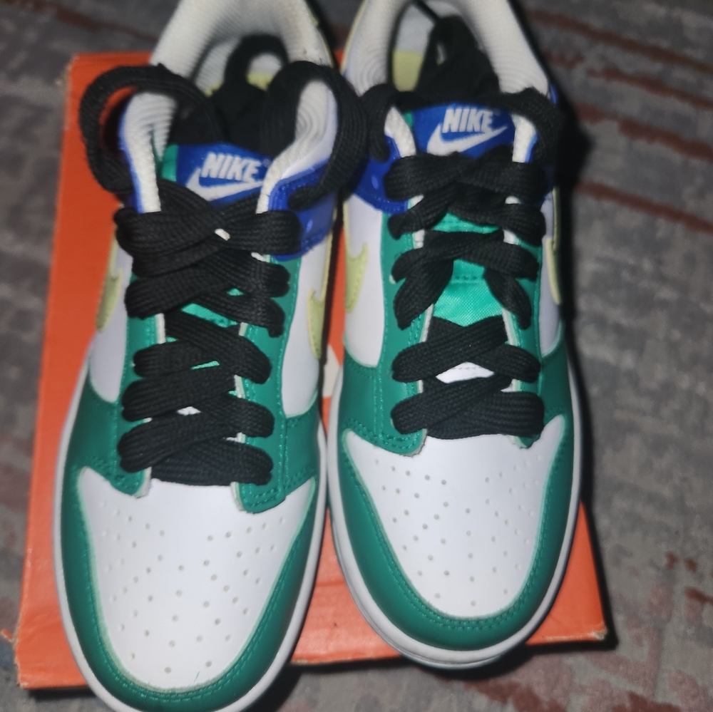 Nikes shoes - Picture 5 of 13
